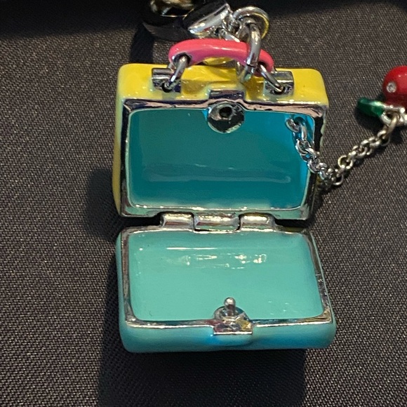 Juicy Couture LIMITED EDITION 2011 Lunchbox Charm, Opens up a apple inside NWT - Picture 4 of 16